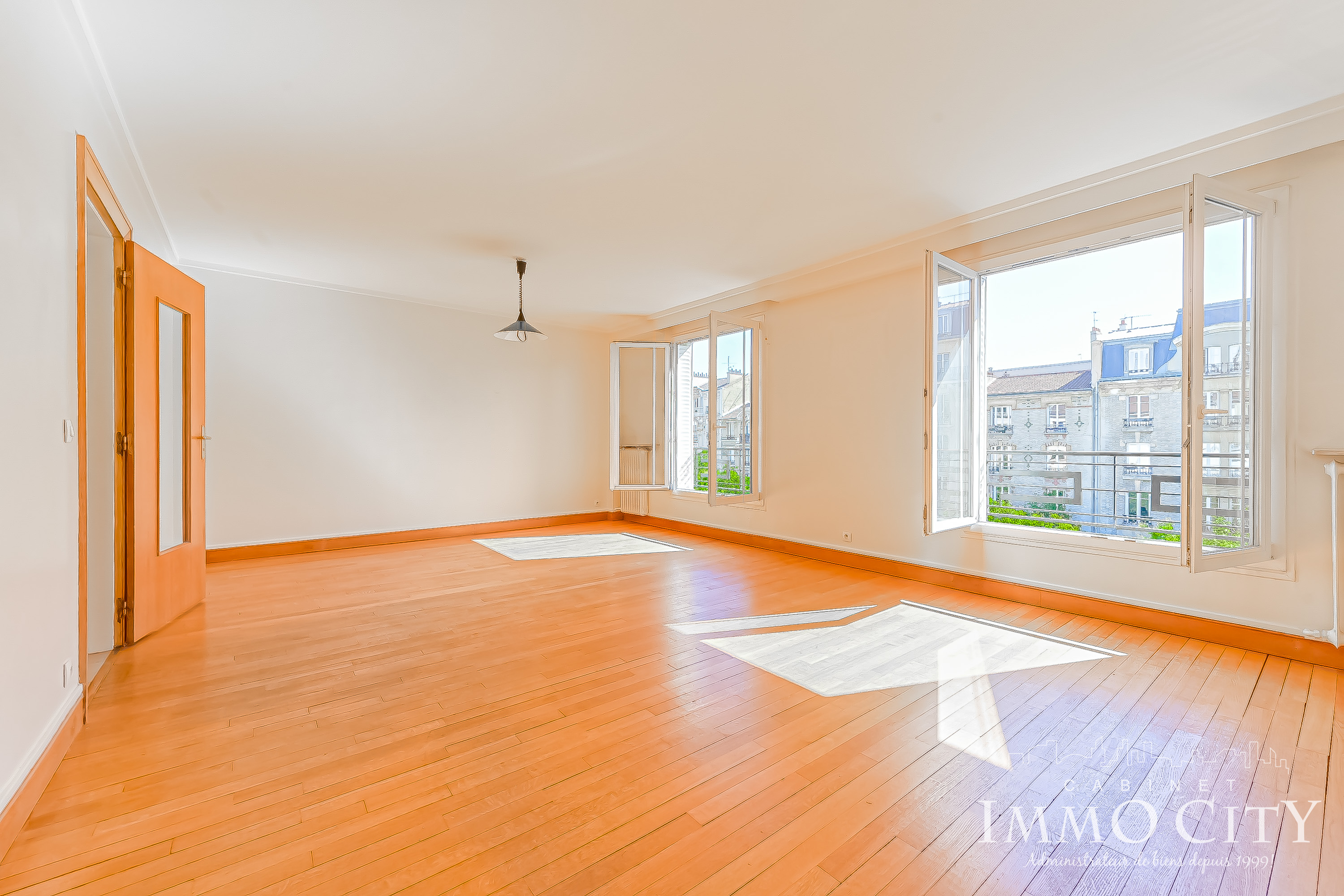 À visiter, bel appartement 4 pièces situé au 4ᵉ étage, idéal pour une famille.